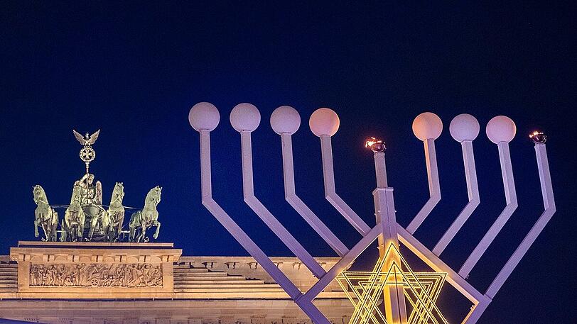 An Europas größtem Chanukka-Leuchter vor dem Brandenburger Tor in Berlin brennt das erste Licht. Es wurde am 22. Dezember 2019 von Dr. Josef Schuster und Rabbiner Jehuda Teichtal gemeinsam entzündet. Mit dem Entzünden des ersten Lichtes an dem zehn Meter hohen Leuchter begann das achttägige jüdische Lichterfest Chanukka.