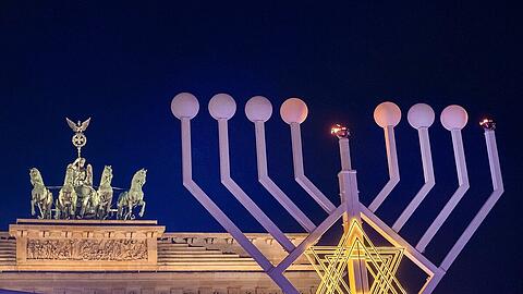 An Europas größtem Chanukka-Leuchter vor dem Brandenburger Tor in Berlin brennt das erste Licht. Es wurde am 22. Dezember 2019 von Dr. Josef Schuster und Rabbiner Jehuda Teichtal gemeinsam entzündet. Mit dem Entzünden des ersten Lichtes an dem zehn Meter hohen Leuchter begann das achttägige jüdische Lichterfest Chanukka.