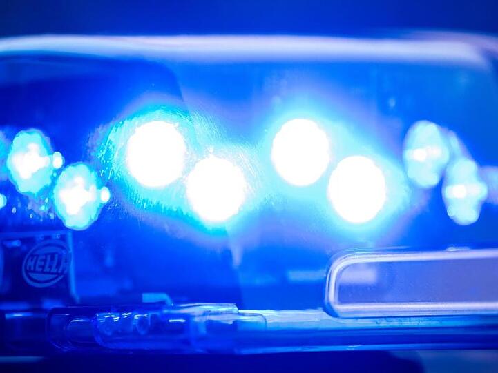 Ein Blaulicht leuchtet an einer Polizeistreife. Foto: Lino Mirgeler/dpa/Symbolbild