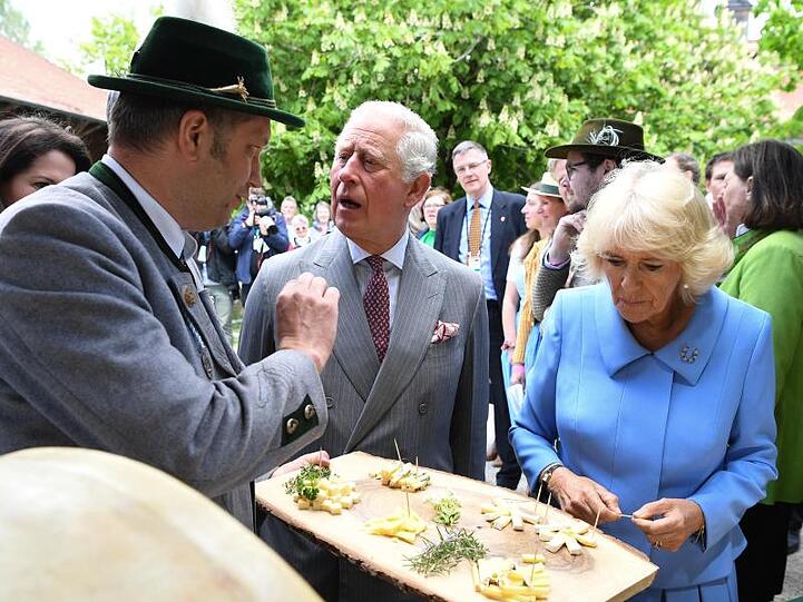 Prinz Charles (m.) und Herzogin Camilla beim Käse-Probieren. Fotro: Matthias Balk