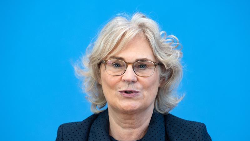 "Das Grundgesetz lässt Einschränkungen unserer Grundrechte nur zu, wenn es hierfür eine besondere Rechtfertigung gibt. Der Schutz von Leben und Gesundheit in der Pandemie ist eine solche Rechtfertigung", sagt Bundesjustizministerin Christine Lambrecht.