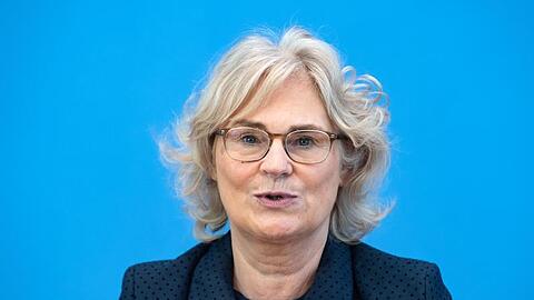 "Das Grundgesetz lässt Einschränkungen unserer Grundrechte nur zu, wenn es hierfür eine besondere Rechtfertigung gibt. Der Schutz von Leben und Gesundheit in der Pandemie ist eine solche Rechtfertigung", sagt Bundesjustizministerin Christine Lambrecht.