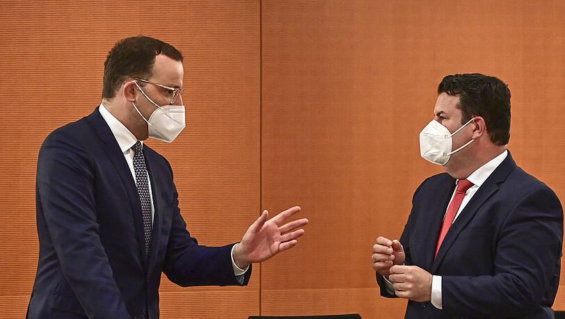 Bundesgesundheitsminister Jens Spahn (CDU, links) und Bundesarbeitsminister Hubertus Heil (SPD) am Rande einer Kabinettssitzung.