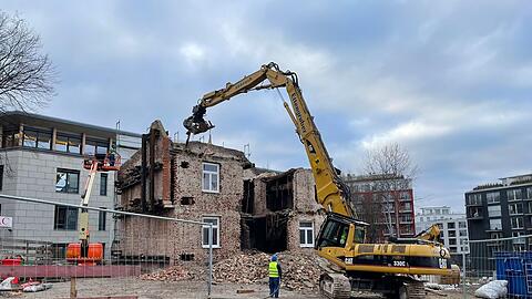 Blick auf die Braumeistervilla Mitte Januar. Das Dach ist runter, die Mauern und Zwischendecken sind teilweise abgetragen.