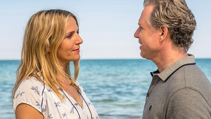 "Praxis mit Meerblick: Sehnsucht": Nora Kaminski (Tanja Wedhorn) und ihr Ex-Mann Peer (Dirk Borchardt) sind sich "zu nahe" gekommen.