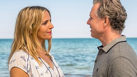 "Praxis mit Meerblick: Sehnsucht": Nora Kaminski (Tanja Wedhorn) und ihr Ex-Mann Peer (Dirk Borchardt) sind sich "zu nahe" gekommen.