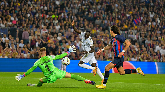 Ein Chip ins Glück: Sadio Mané brachte die Bayern in Barcelona nach zehn Minuten in Führung.