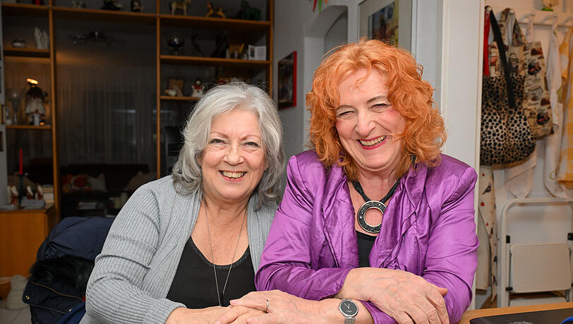 Die Liebe war stärker: Auch heute noch sind Ilse (l.) und Beate Schmittke noch tief verbunden. Dass Bruno 30 Jahre nach der Hochzeit zu Beate wurde, hat die Beziehung auf die Probe gestellt, aber nicht zerbrochen.