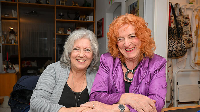 Die Liebe war stärker: Auch heute noch sind Ilse (l.) und Beate Schmittke noch tief verbunden. Dass Bruno 30 Jahre nach der Hochzeit zu Beate wurde, hat die Beziehung auf die Probe gestellt, aber nicht zerbrochen.