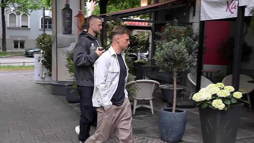 Joshua Kimmich und Eric Dier (l.) kommen in einem Münchner Nobel-Restaurant an.