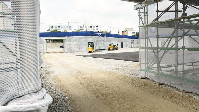 An vielen Ecken wird auf der 40.000 Quadratmeter-Baugrube noch gearbeitet. An vielen Ecken wird auf der 40.000 Quadratmeter-Baugrube noch gearbeitet.