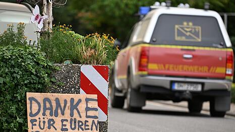 Eine Dankesbotschaft im Waldbrandgebiet - auch ein Herz ziert das Schild.