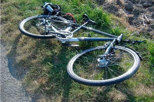 Ein Radfahrer stürzt und erleidet dabei schwere Kopfverletzungen.