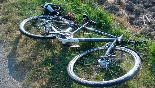 Ein Radfahrer stürzt und erleidet dabei schwere Kopfverletzungen. Ein Radfahrer stürzt und erleidet dabei schwere Kopfverletzungen.