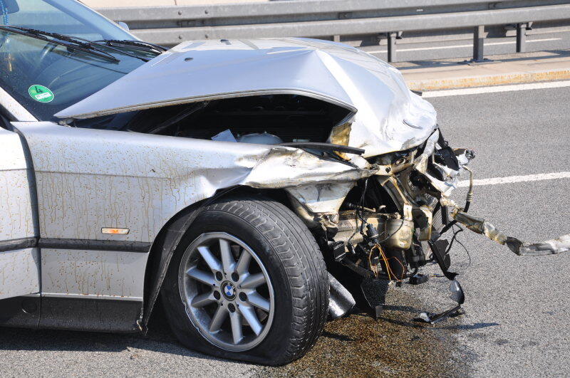 Der BMW-Fahrer, der seinen Wagen in die Leitplanke lenkte, wurde verletzt ins Krankenhaus gebracht.