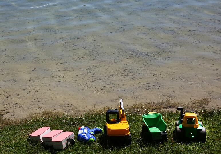 Echter Baggersee: Wer im Lußsee schwimmt, lässt das schwere Gerät auch mal am Ufer zurück.