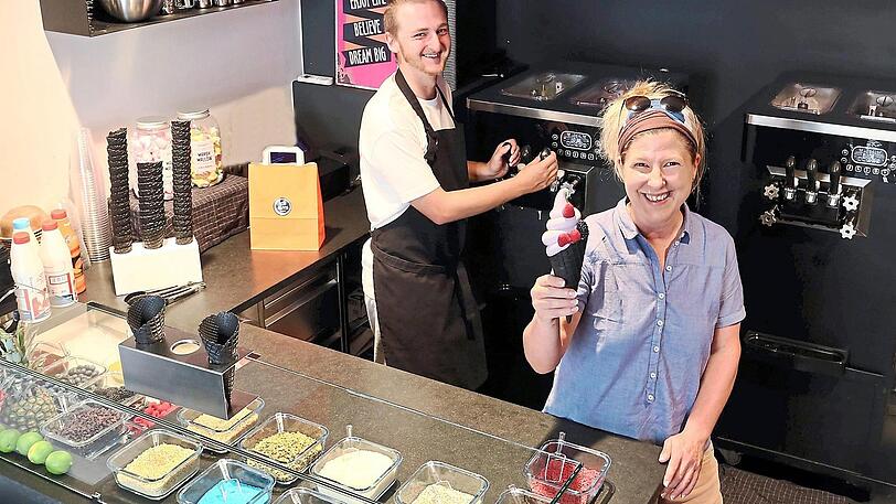 Nicole Denner, hier mit ihrem Mitarbeiter Chris Harreiner, hat in Schwabing einen Softeis-Laden mit besonders bunten Sorten eröffnet.