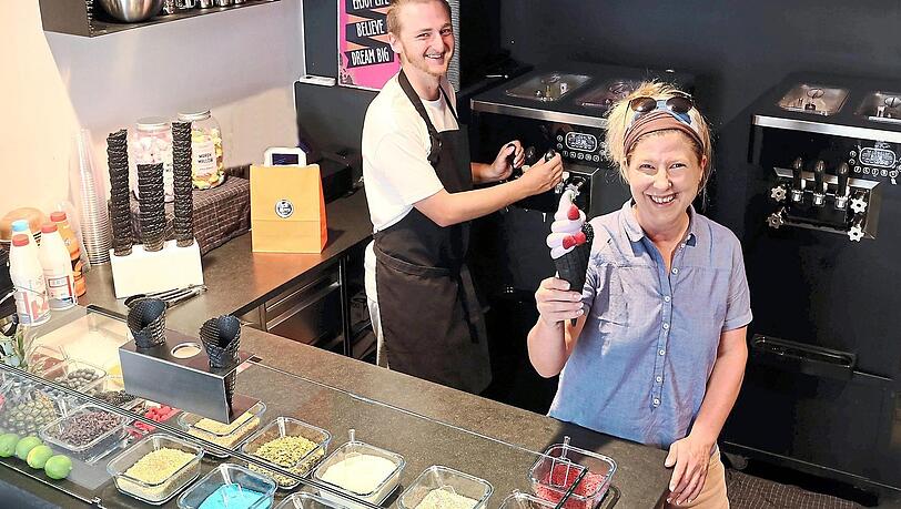 Nicole Denner, hier mit ihrem Mitarbeiter Chris Harreiner, hat in Schwabing einen Softeis-Laden mit besonders bunten Sorten eröffnet. Nicole Denner, hier mit ihrem Mitarbeiter Chris Harreiner, hat in Schwabing einen Softeis-Laden mit besonders bunten Sorten eröffnet.
