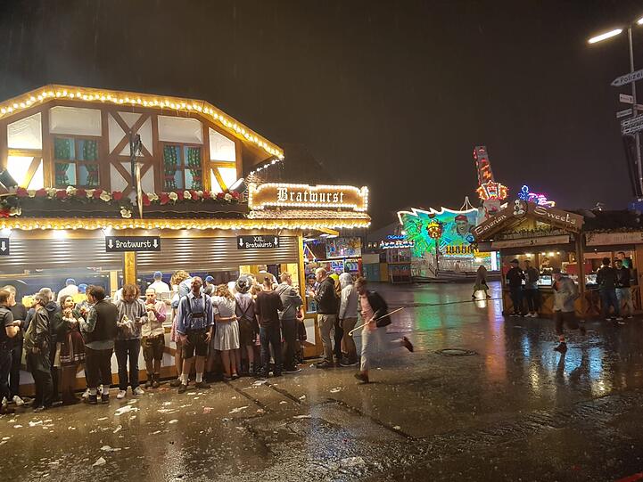 Die Wiesn-Besucher stellten sich unter, wo es ging - und nutzten das Unwetter für die ein oder andere Bratwurst.