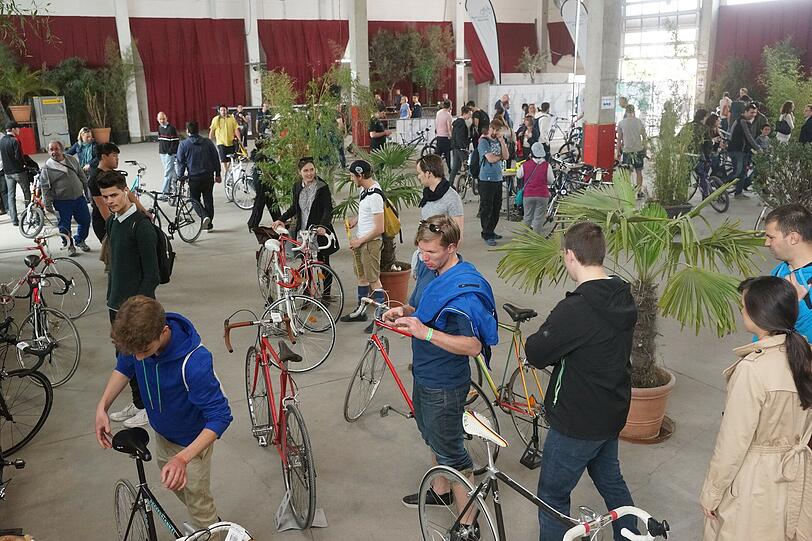 Fixi, Rennrad oder Mountainbike? Der ehemalige Radl-Flohmarkt im Backstage.