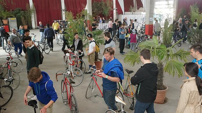 Fixi, Rennrad oder Mountainbike? Der ehemalige Radl-Flohmarkt im Backstage.