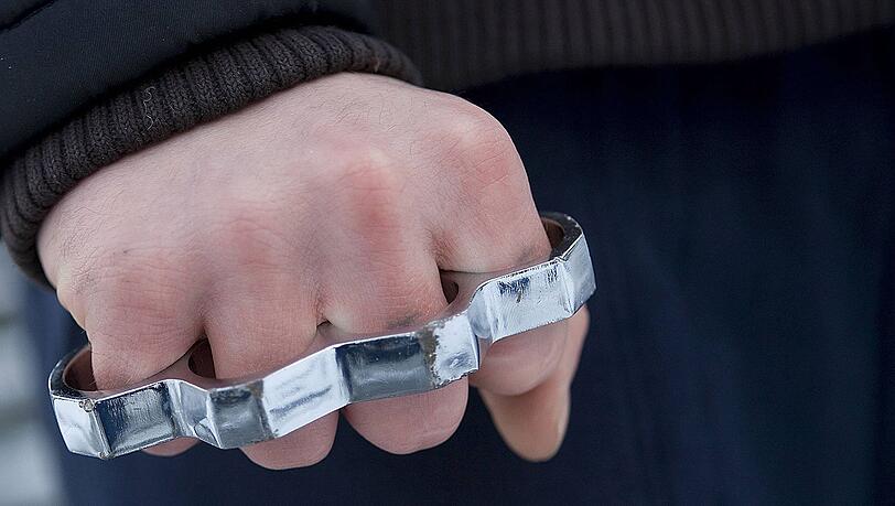 Dem 17-Jährigen wurde wohl mit einem Schlagring ins Gesicht geschlagen. (Symbolbild)