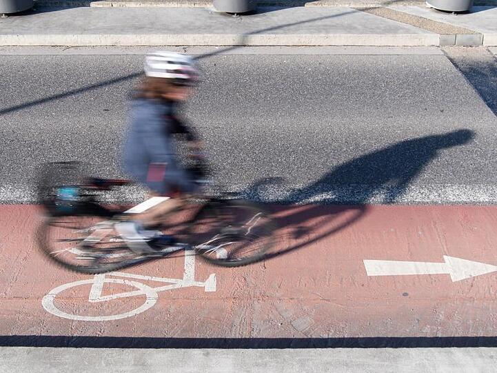Ein Fahrradfahrer fährt auf einem Radweg. Foto: Sebastian Gollnow/dpa