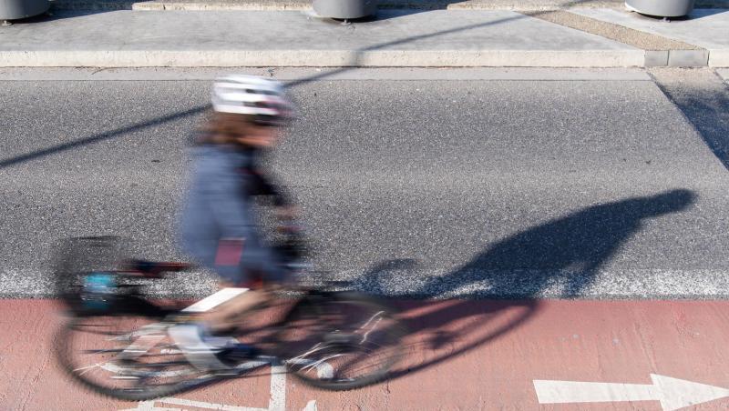 Ein Fahrradfahrer fährt auf einem Radweg. Foto: Sebastian Gollnow/dpa Ein Fahrradfahrer fährt auf einem Radweg. Foto: Sebastian Gollnow/dpa