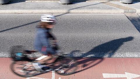 Ein Fahrradfahrer fährt auf einem Radweg. Foto: Sebastian Gollnow/dpa