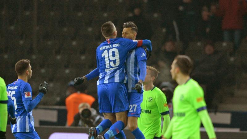 Die Berliner Vedad Ibisevic (L) und Davie Selke (R) bejubeln das Tor zum 2:2 gegen den FC Schalke. Die Berliner Vedad Ibisevic (L) und Davie Selke (R) bejubeln das Tor zum 2:2 gegen den FC Schalke.