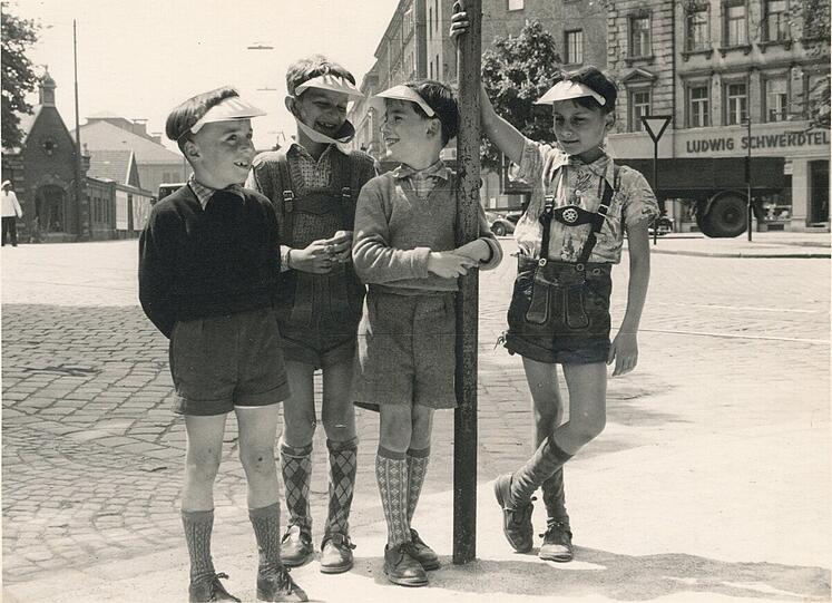 Die Sonnenschilder sind Werbeartikel aus der Apotheke: Manfred Halder, Zoran Mandic, Wolfgang Glaser und Rijk Hilferink draußen auf der Straße.