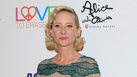 Anne Heche muss weiter im Krankenhaus behandelt werden.