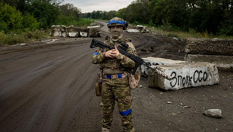 Ein ukrainischer Soldat steht an einem Kontrollpunkt nahe des kürzlich zurückeroberten Gebiets von Isjum.