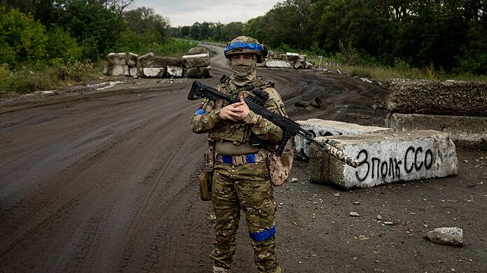 Ein ukrainischer Soldat steht an einem Kontrollpunkt nahe des kürzlich zurückeroberten Gebiets von Isjum.