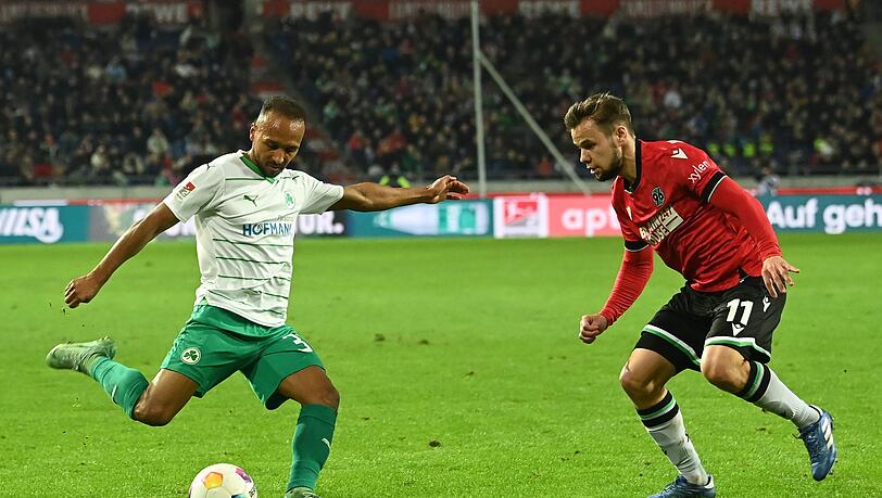 Fürths Julian Green (l) spielt gegen Hannovers Louis Schaub.