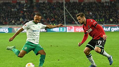 Fürths Julian Green (l) spielt gegen Hannovers Louis Schaub.