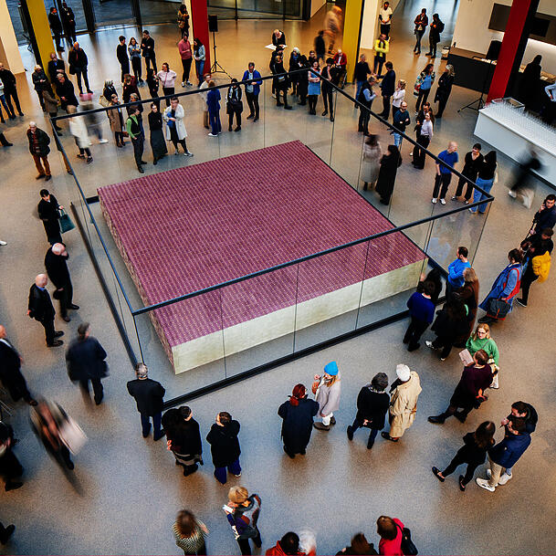 Die Installation „One Million German Passports“ des chilenischen Künstlers Alfredo Jaar war 2023 in der Rotunde der Pinakothek der Moderne zu sehen.