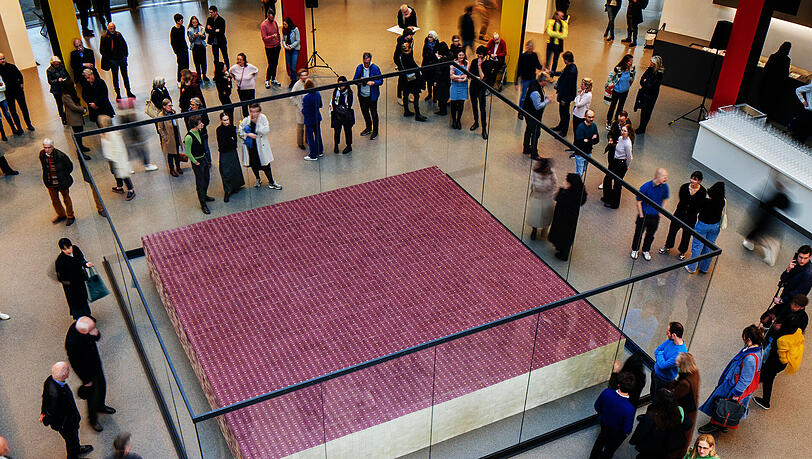 Die Installation „One Million German Passports“ des chilenischen Künstlers Alfredo Jaar war 2023 in der Rotunde der Pinakothek der Moderne zu sehen. Die Installation „One Million German Passports“ des chilenischen Künstlers Alfredo Jaar war 2023 in der Rotunde der Pinakothek der Moderne zu sehen.