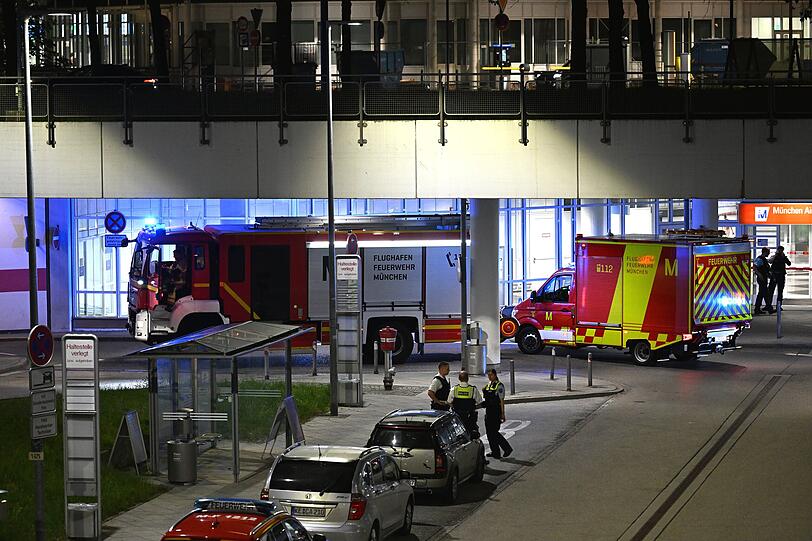Einsatzfahrzeuge der Feuerwehr stehen vor dem Münchner Flughafen. Einsatzfahrzeuge der Feuerwehr stehen vor dem Münchner Flughafen.