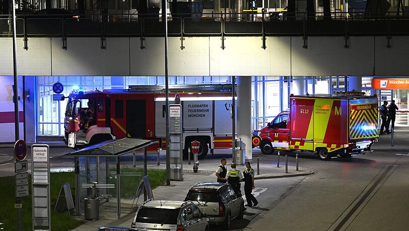 Einsatzfahrzeuge der Feuerwehr stehen vor dem Münchner Flughafen. Einsatzfahrzeuge der Feuerwehr stehen vor dem Münchner Flughafen.