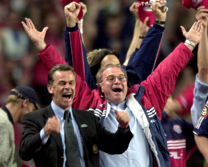 Sportlich lief es im Jahr 2000 mit den Bayern rund: Hier jubelt Hoeneß mit seinem Coach Ottmar Hitzfeld über den Gewinn des DFB-Pokals...