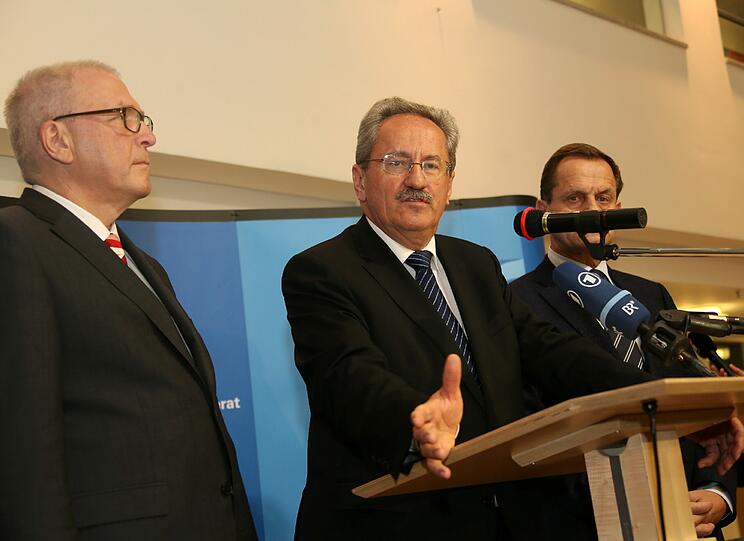 Auf der Verliererseite: DOSB-Generaldirektor Michael Vesper (links), OB Christian Ude und Alfons Hörmann, Präsident des Deutschen Skiverbands.