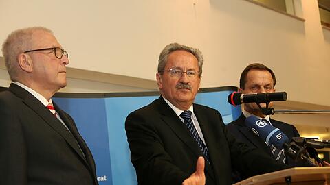 Auf der Verliererseite: DOSB-Generaldirektor Michael Vesper (links), OB Christian Ude und Alfons Hörmann, Präsident des Deutschen Skiverbands.