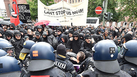 Rechtsextreme und Hooligans ziehen begleitet von Polizeieinheiten durch die Innenstadt von Frankfurt am Main. Unter dem Namen «Widerstand Ost/West» hat ein neuer Zusammenschluss von Nationalisten, Islamgegnern und Hooligans zu einer bundesweiten Kundgebung in Frankfurt aufgerufen.