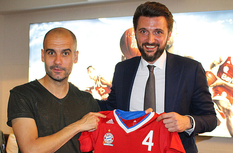 Ein Trikot für Pep: Guardiola (l.) mit FCBB-Geschäftsführer Marko Pesic.