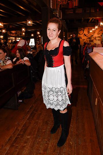 Die VIP-Ladies in Rot auf der Red Damen Wiesn: Rebekka Hartmann.