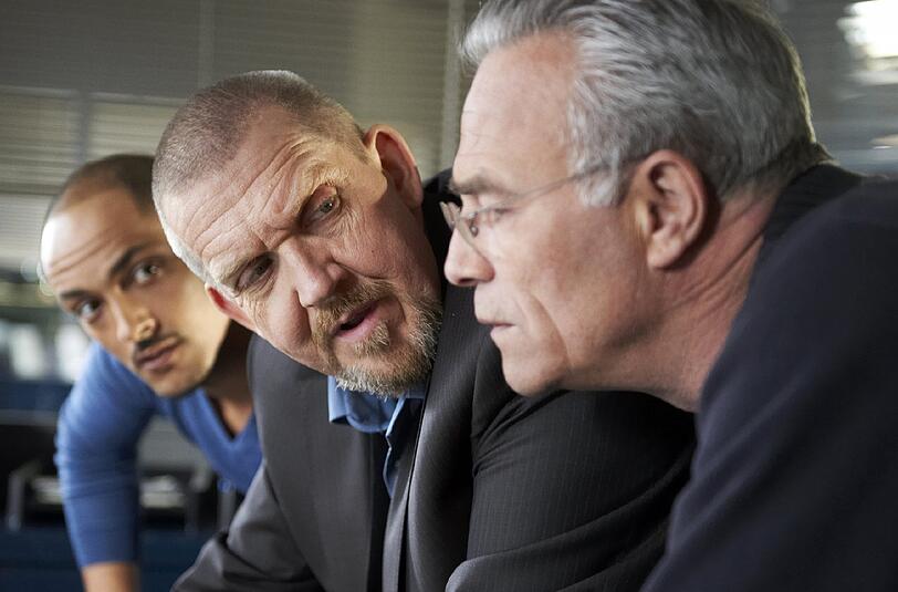 Max Ballauf (Klaus J. Behrendt, rechts) und Freddy Schenk (Dietmar Bär, Mitte) mit dem Aushilfsassistenten Tobias Reisser (Patrick Abozen, links).