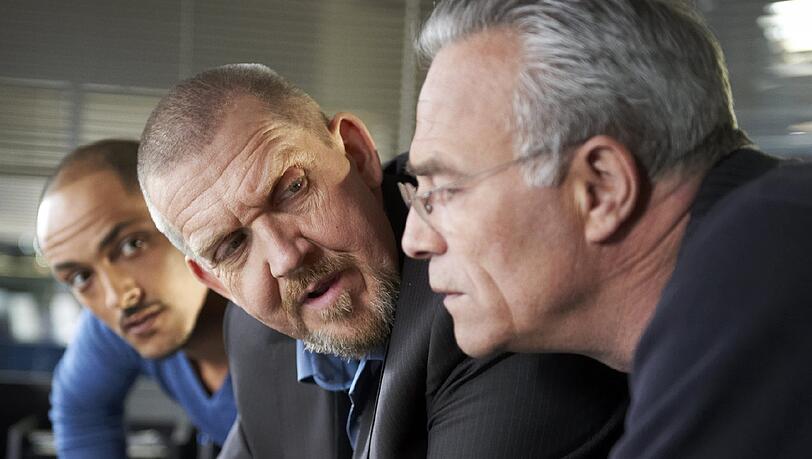 Max Ballauf (Klaus J. Behrendt, rechts) und Freddy Schenk (Dietmar Bär, Mitte) mit dem Aushilfsassistenten Tobias Reisser (Patrick Abozen, links). Max Ballauf (Klaus J. Behrendt, rechts) und Freddy Schenk (Dietmar Bär, Mitte) mit dem Aushilfsassistenten Tobias Reisser (Patrick Abozen, links).