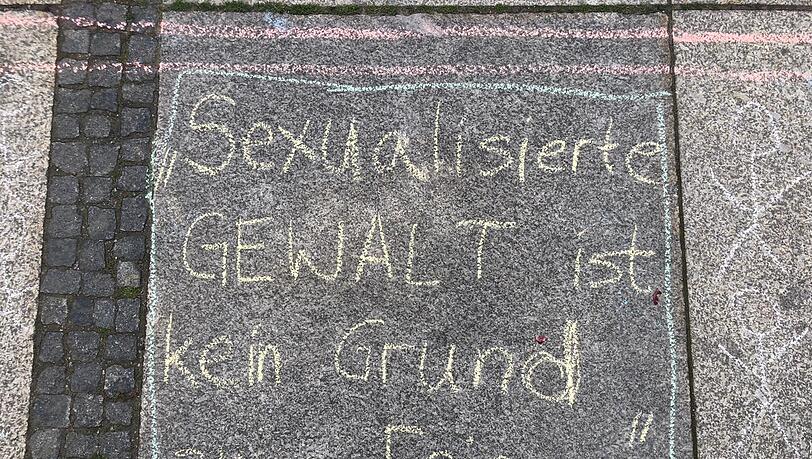 Das "Donaulied" soll auf Passauer Dulten nicht mehr gesungen werden, meinen die Studenten. Das "Donaulied" soll auf Passauer Dulten nicht mehr gesungen werden, meinen die Studenten.