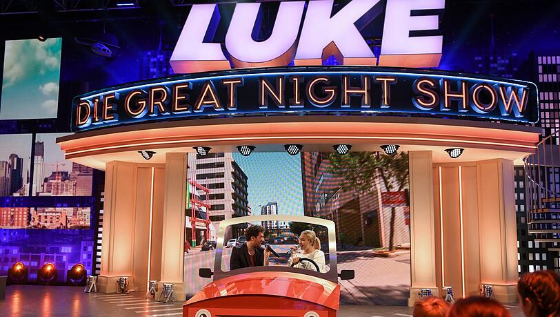 Zusammen mit Sängerin Sarah Connor präsentiert Luke Mockridge nicht ganz jugendfreie Songs. Zusammen mit Sängerin Sarah Connor präsentiert Luke Mockridge nicht ganz jugendfreie Songs.